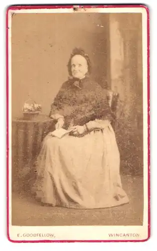 Fotografie E. Goodfellow, Wincanton, Portrait ältere Dame mit Schultertuch und Haube