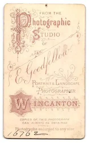 Fotografie E. Goodfellow, Wincanton, Portrait ältere Dame mit Schultertuch und Haube