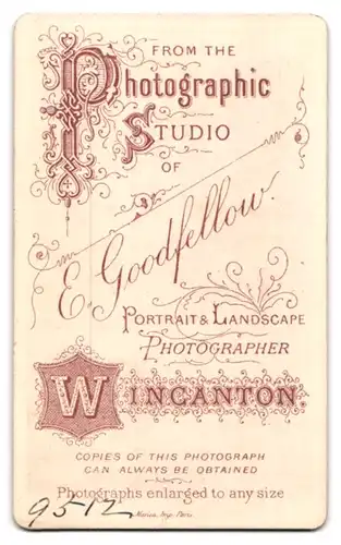 Fotografie E. Goodfellow, Wincanton, Portrait modisch gekleideter Herr am Tisch sitzend