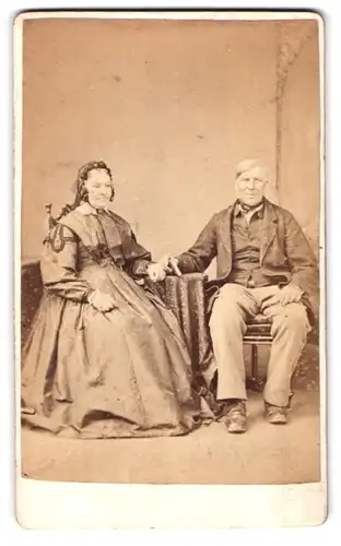 Fotografie G. V. Yates, Sheffield, 58, Occupation Road, Portrait älteres Paar in zeitgenössischer Kleidung