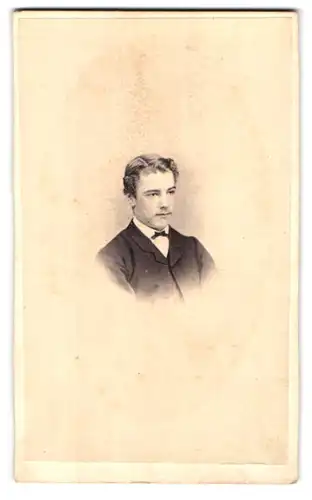 Fotografie J. Court, Southwold, Portrait junger Mann im Anzug mit Fliege