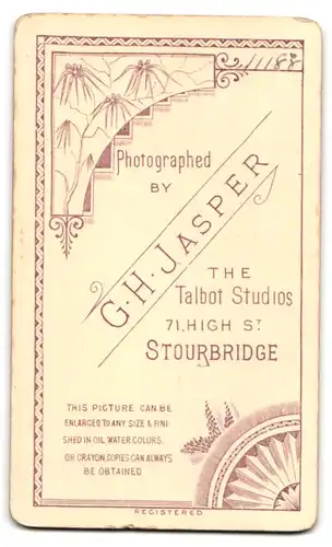 Fotografie G. H. Jasper, Stourbridge, 71, High St., Portrait bürgerliche Dame mit Haube an Sessel gelehnt