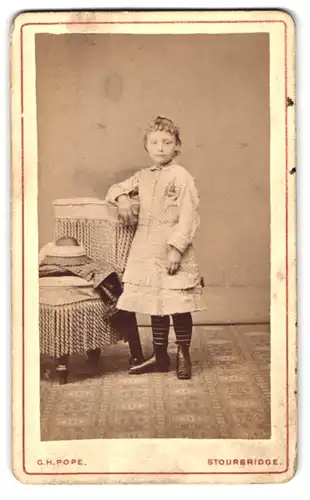 Fotografie G. H. Pope, Stourbridge, 6, Enville Street, Portrait kleines Mädchen im modischen Kleid