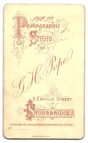 Fotografie G. H. Pope, Stourbridge, 6, Enville Street, Portrait kleines Mädchen im modischen Kleid