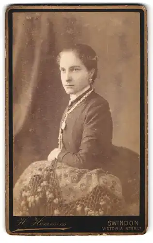 Fotografie H. Hemmins, Swindon, Portrait junge Dame in hübscher Kleidung mit Amulett