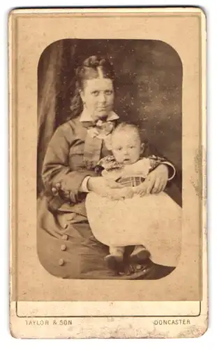 Fotografie G. W. Taylor & Son, Doncaster, Portrait bürgerliche Dame mit Kleinkind im Arm