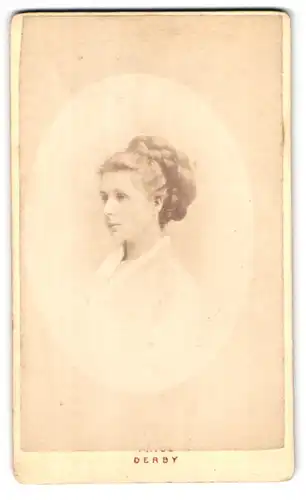 Fotografie J. W. Price, Derby, Portrait junge Dame mit Hochsteckfrisur