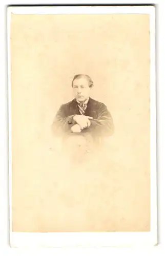 Fotografie J. Smale, Dartmouth, Portrait junger Herr in modischer Kleidung