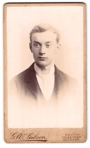 Fotografie G. W. Gibson, Dunbar, Portrait junger Mann im Anzug mit Krawatte
