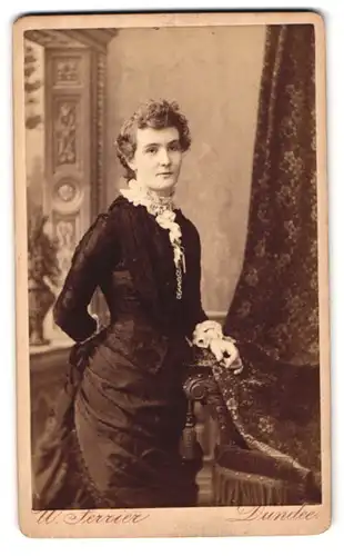 Fotografie W. Ferrier, Dundee, 1, Tally St., Portrait junge Dame in eleganter Kleidung