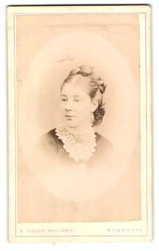 Fotografie R. Tudor Williams, Monmouth, Portrait junge Dame mit Hochsteckfrisur