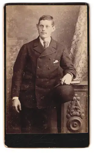 Fotografie H. Andrews, Maryport, 108, Senhouse Street, Portrait junger Mann im Anzug mit Krawatte
