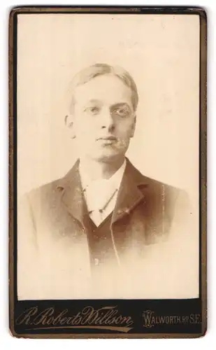 Fotografie R. Roberts Willson, London-SE, Walworth Rd. 116, Portrait junger Mann in modischer Kleidung