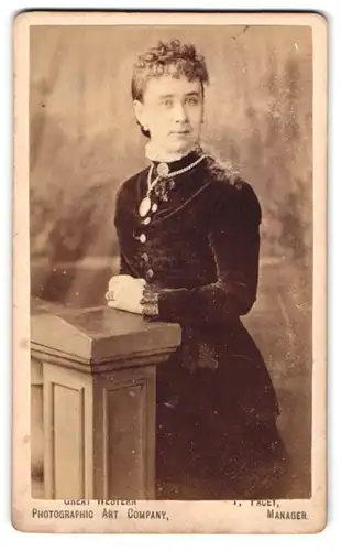 Fotografie T. Pacey, London, 22, Bishops Road, Portrait junge Dame in zeitgenössischer Kleidung