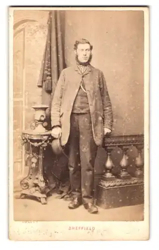 Fotografie Tulley, Scheffield, 26, Division St., Portrait junger Herr in modischer Kleidung