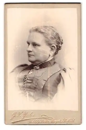 Fotografie G. V. Yates, Sheffield, Portrait ältere Dame mit Kragenbrosche