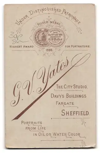 Fotografie G. V. Yates, Sheffield, Portrait ältere Dame mit Kragenbrosche
