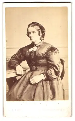 Fotografie J. H. Lile & Co., London-N, 129, New North Road, Portrait ältere Dame im Kleid mit Haube