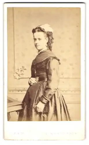 Fotografie J. H. Lile & Co., London-N, 129, New North Road, Portrait junge Dame im festlichen Kleid