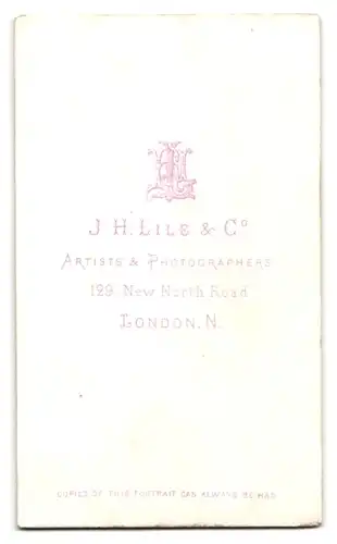 Fotografie J. H. Lile & Co., London-N, 129, New North Road, Portrait älterer Herr in zeitgenössischer Kleidung