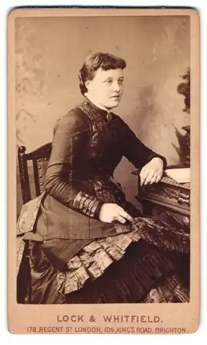 Fotografie Lock & Wihitfield, London-W, 178, Regent Street, Portrait bürgerliche Dame am Schreibtisch sitzend