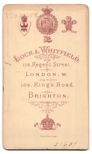Fotografie Lock & Wihitfield, London-W, 178, Regent Street, Portrait bürgerliche Dame am Schreibtisch sitzend