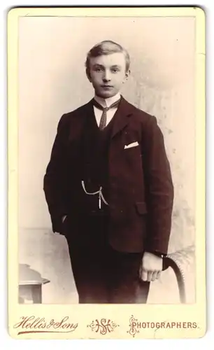 Fotografie Hellis & Sons, London-W, 211 & 213, Regent Street, Portrait junger Mann im Anzug mit Krawatte
