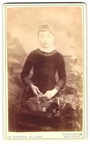 Fotografie R. Roberts Willson, London, Penrose St., Portrait junge Dame im Samtkleid mit Blumenkorb