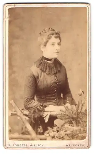 Fotografie R. Roberts Willson, London, Penrose St., Portrait junge Dame in hübscher Kleidung