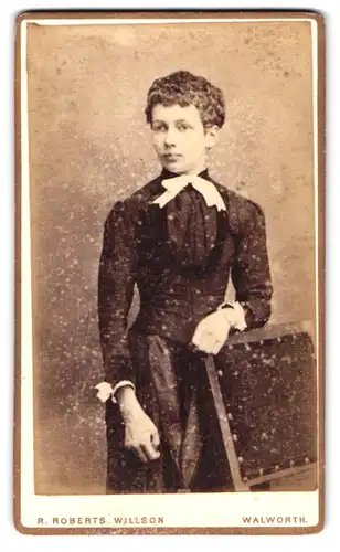 Fotografie R. Roberts Willson, London-SE, 116, Walworth Road, Portrait junge Dame in modischer Kleidung