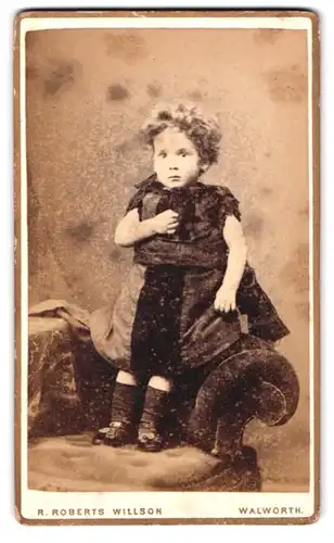 Fotografie R. Roberts Willson, London-SE, 116, Walworth Road, Portrait kleines Mädchen im modischen Kleid