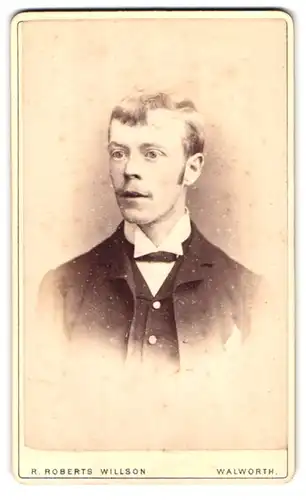 Fotografie R. Roberts Willson, London-SE, 116, Walworth Road, Portrait junger Mann im Anzug mit Fliege