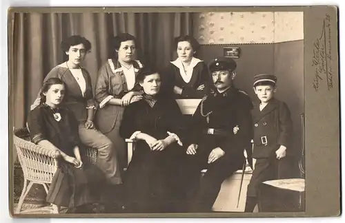 Fotografie Hugo Werle, Goslar, Vititorpromenade 26, Portrait Soldat in Uniform im Kreise seiner Familie