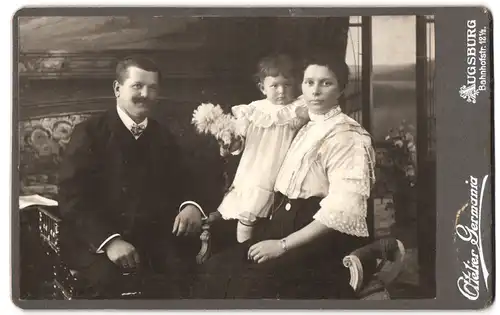 Fotografie Germania, Augsburg, Bahnhofstrasse 12 1 / 2, Portrait bürgerliches Paar & kleine Tochter mit Blumen