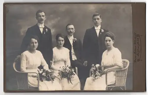 Fotografie Bruno Mattner, Wilsdruff, Meissenerstrasse 43, Portrait Herrschaften in eleganter Kleidung mit Blumen