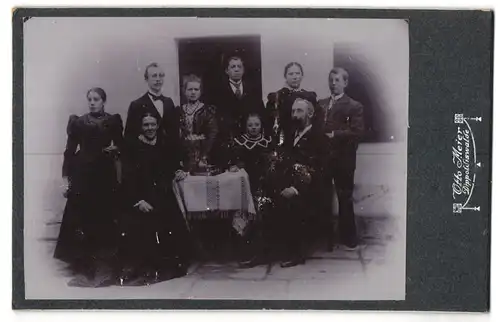 Fotografie Otto Meier, Dippoldiswalde, Portrait bürgerliches Paar im engen Kreis