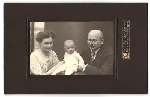 Fotografie J. Jungmann, Strassburg, Steinring 40, Portrait bürgerliches Paar mit einem Baby