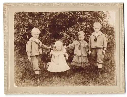 Fotografie unbekannter Fotograf und Ort, Portrait kleines Mädchen mit zwei Jungen & Kleinkind in hübscher Kleidung