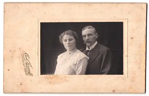 Fotografie Carl Knauff, Moers i /Rhld., Portrait bürgerliches Paar in modischer Kleidung