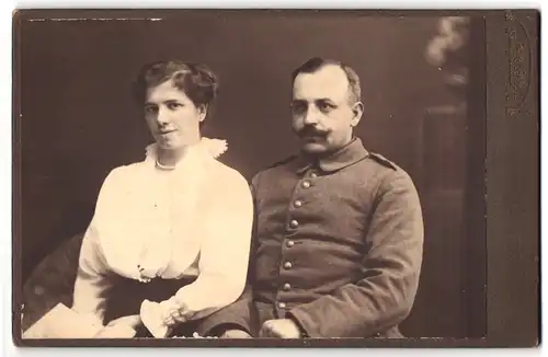 Fotografie C. Langenschwadt, Kiel-Wik, Portrait Soldat in Uniform mit seiner Frau