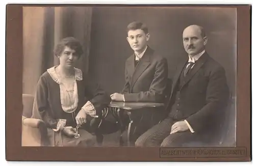 Fotografie Adalbert Werner, München, Elisenstrasse 7, Portrait bürgerliches Paar mit einem älteren Sohn