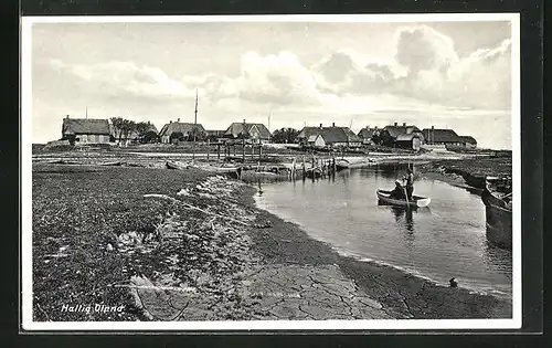 AK Hallig Oland, Ortsansicht, Priel mit Boot