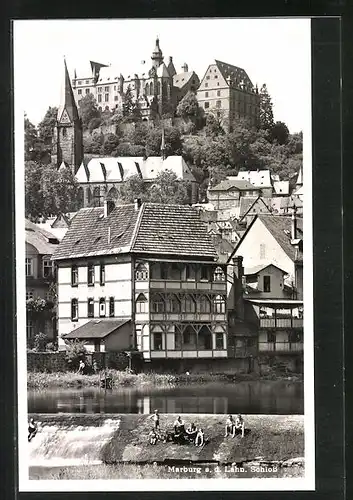 AK Marburg a. d. Lahn, Ufer mit spielenden Kindern und Schloss