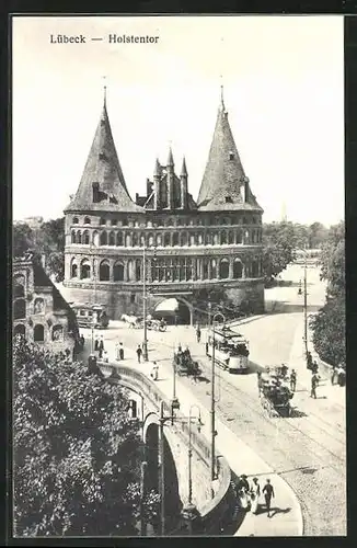 AK Lübeck, Holstentor mit Strassenbahn und Kutschen