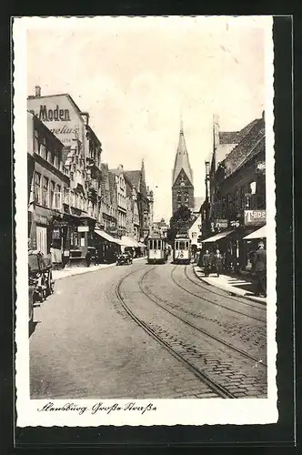 AK Flensburg, Blick in die Grosse Strasse mit Geschäften und Kirche, Strassenbahn