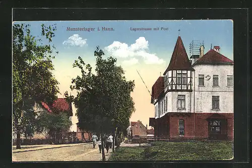 AK Munsterlager i. Hann., Lagerstrasse mit Post