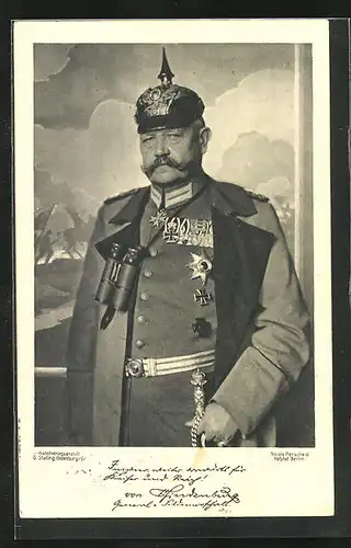 AK Paul von Hindenburg in Uniform mit Pickelhaube, Säbel und Fernglas