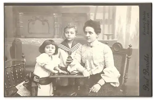 Fotografie Paul Purschke, Berlin-Rixdorf, Richardstrasse 116, Knabe im Matrosenanzug mit Mutter und Schwester