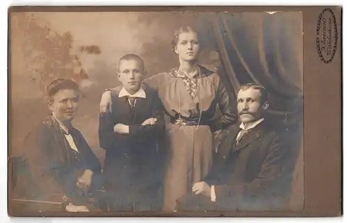 Fotografie A. Irversen, Wilhelmshaven, Prinz Heinrichstrasse 1, Geschwister mit ihren Eltern