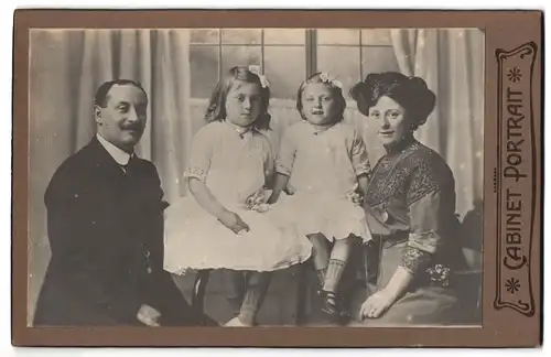 Fotografie Cabinet Portrait, Ort unbekannt, Glückliches Paar mit Töchtern